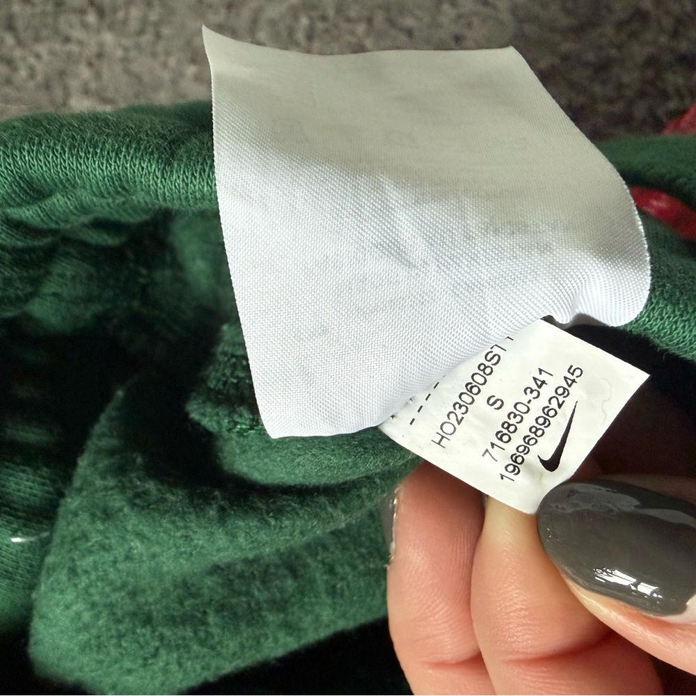 Nike men’s Green Sweatpants - Picture 2 of 2